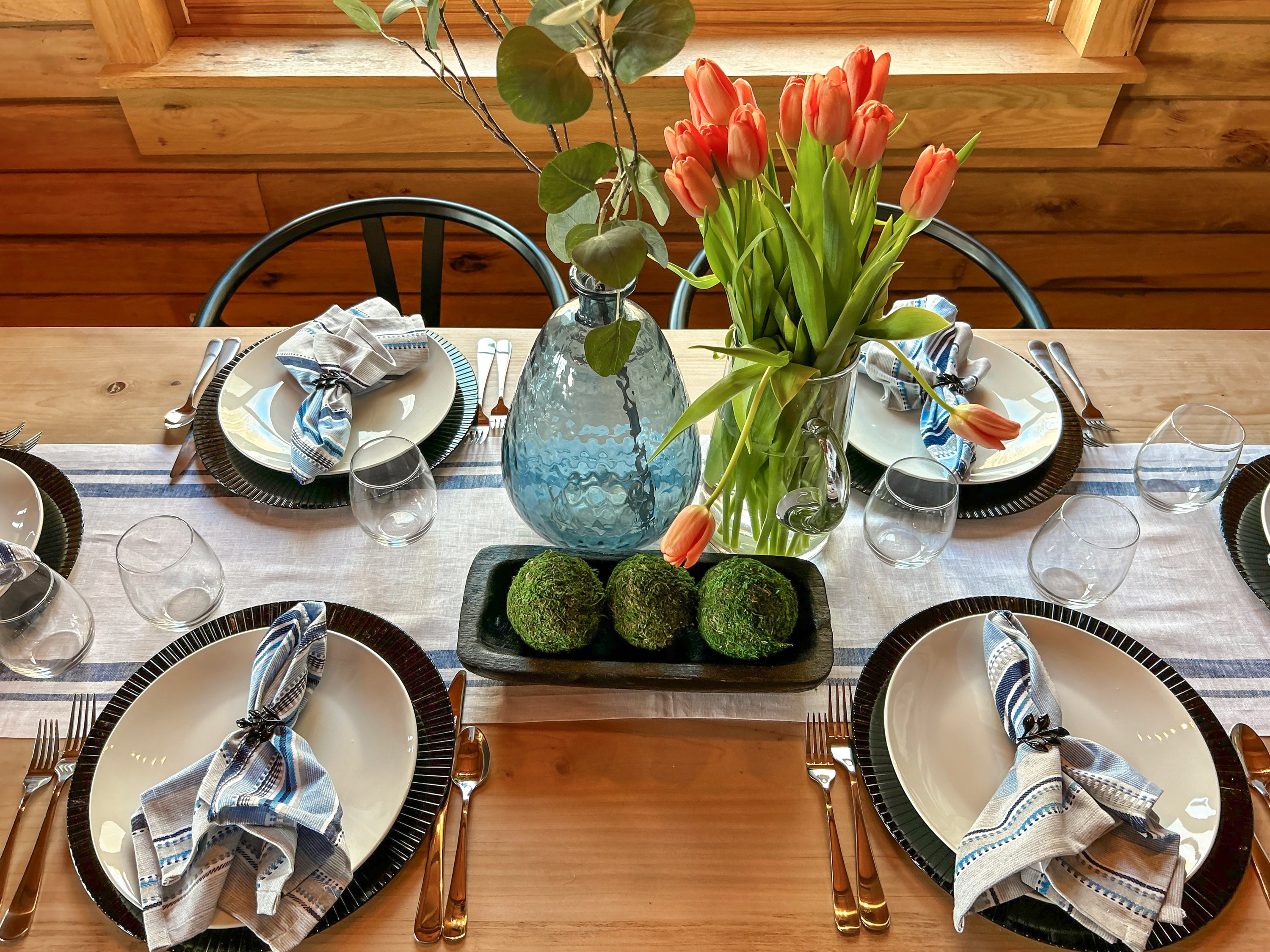 he farm style table really brings the space together.