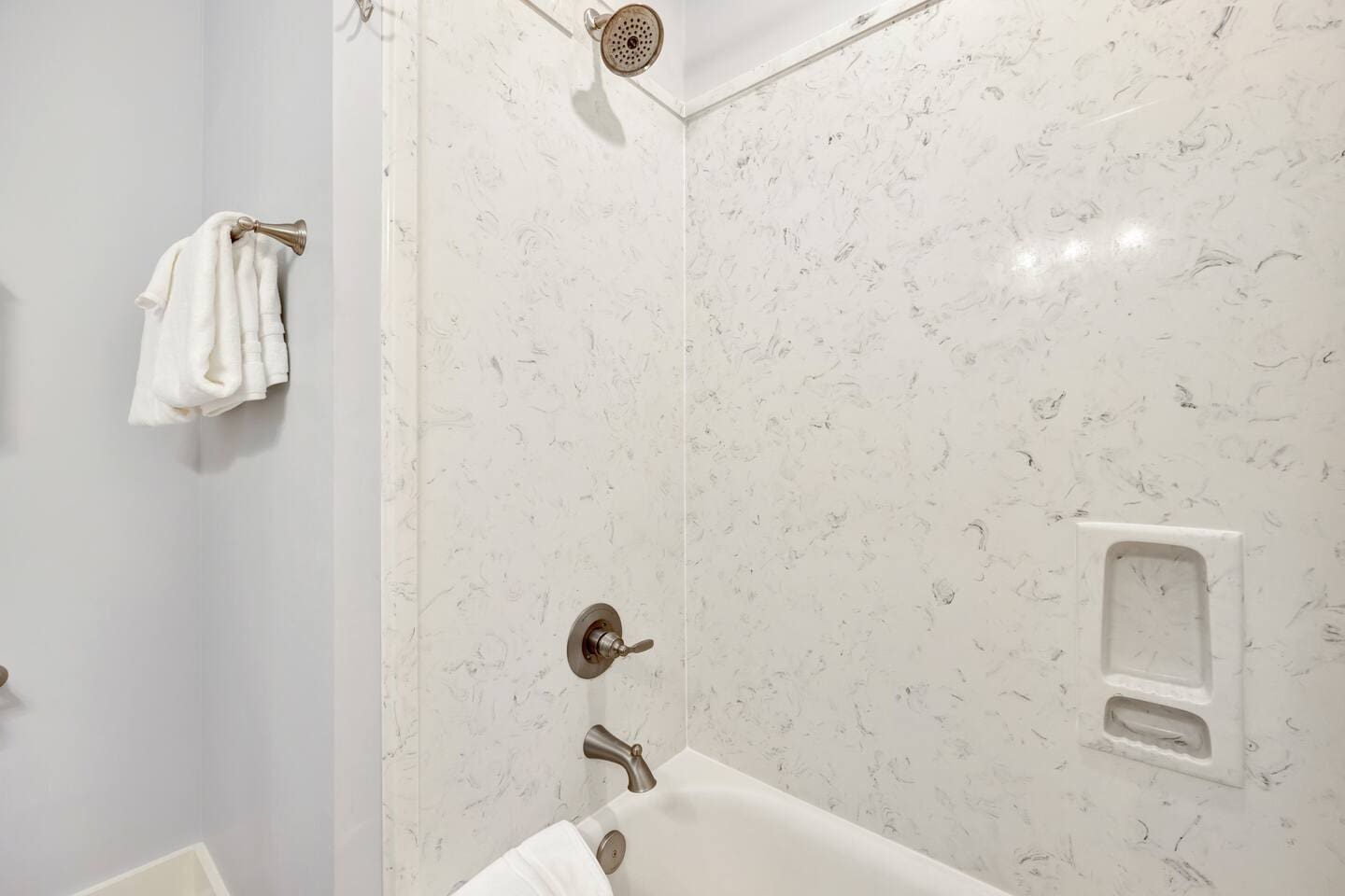 Tub/shower combo in Left Master bathroom