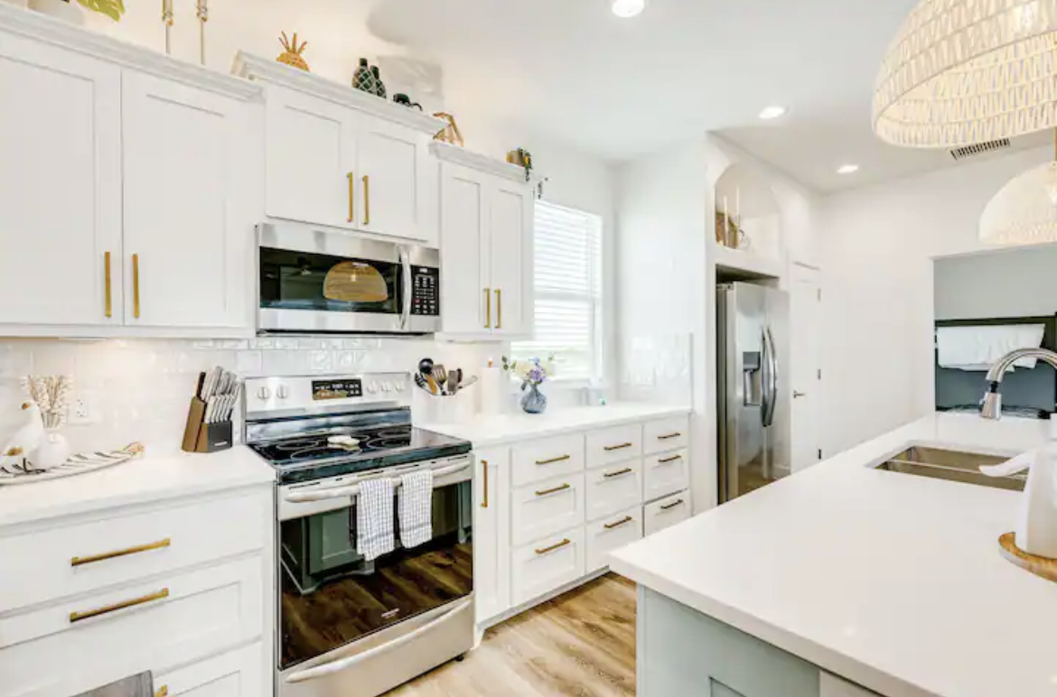 e6e8fc684b084236843cdb8e44a469db | Beachhouse | Texas | TX | Vacation Homes | Galveston | Crystal Beach | Kokomo | Breezy Days | Beachfront Elegance | Sunrise Serenity | Southern Sands Property Management, LLC