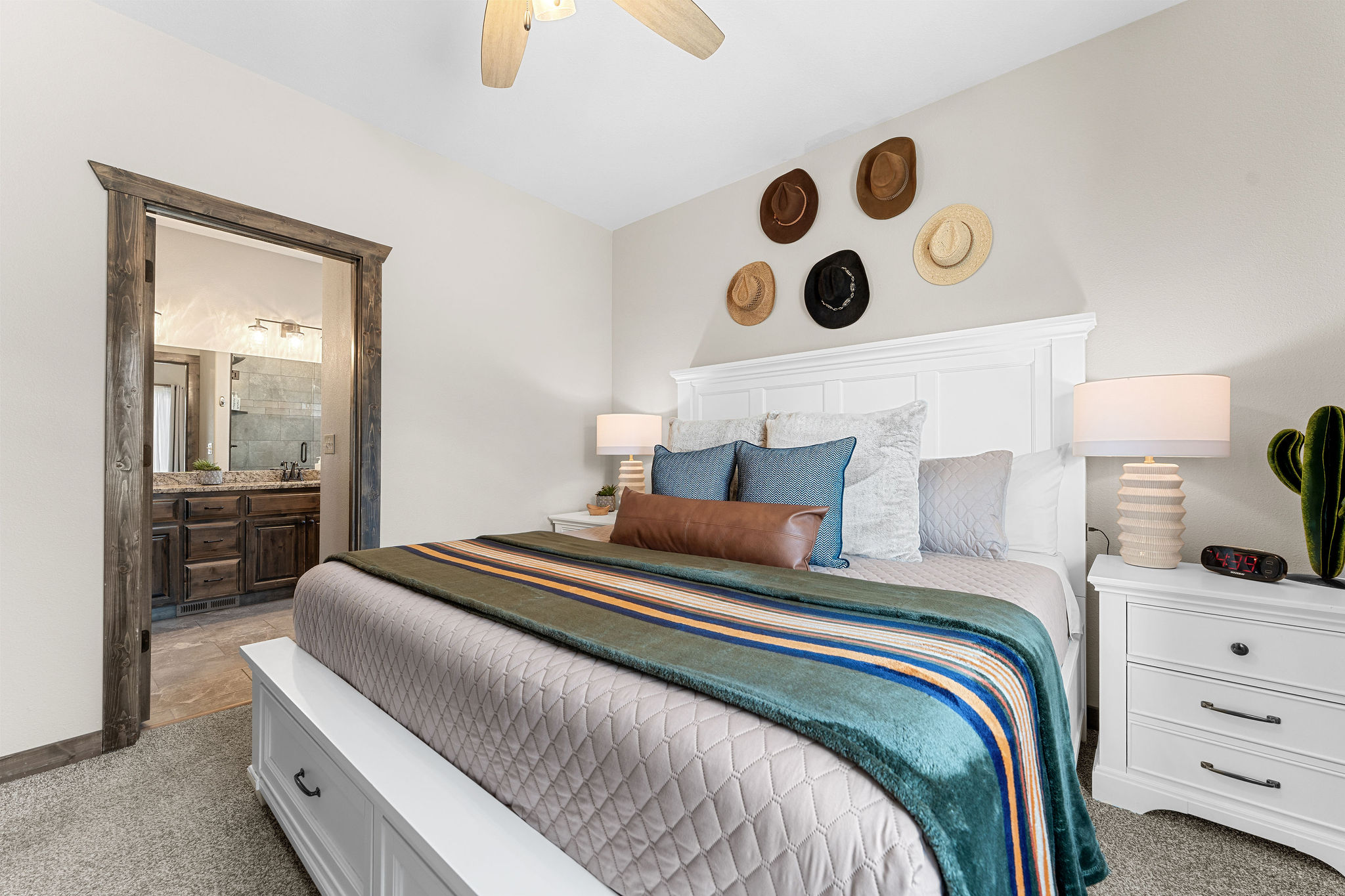 Comfortable king bedroom with ensuite—Howdy Hideaway style