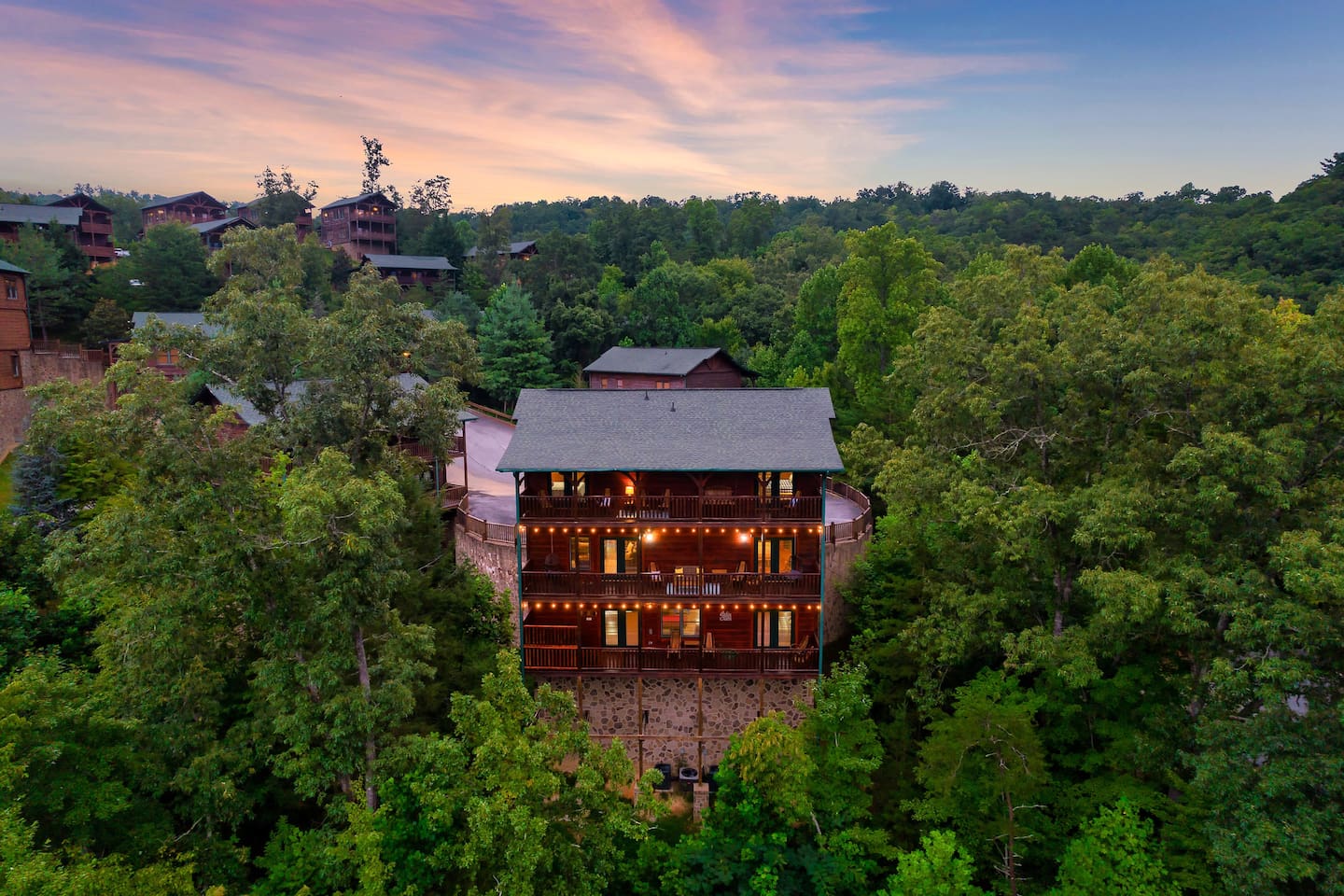 Come stay for a while at our slice of heaven in the Smoky Mountains! Amazing Gatlinburg location.