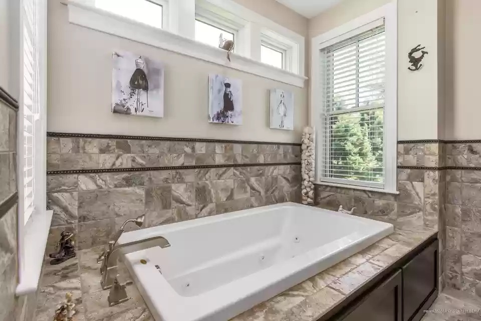 King primary en-suite w/jetted tub