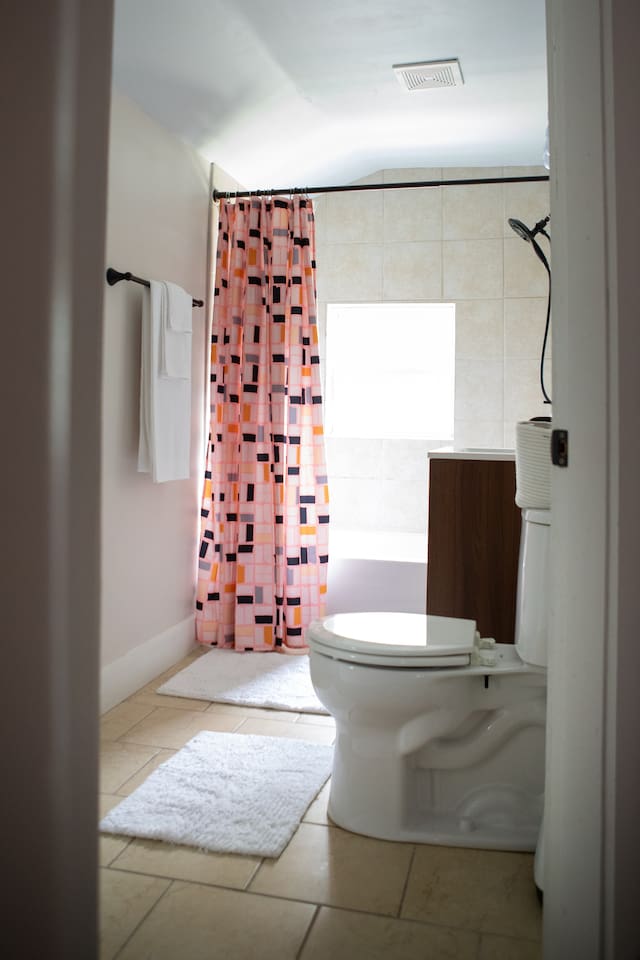 ..tub with a treetop view