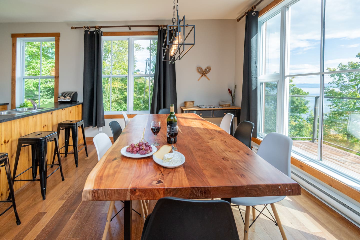 Table à manger accueillante qui peut rassembler votre groupe!