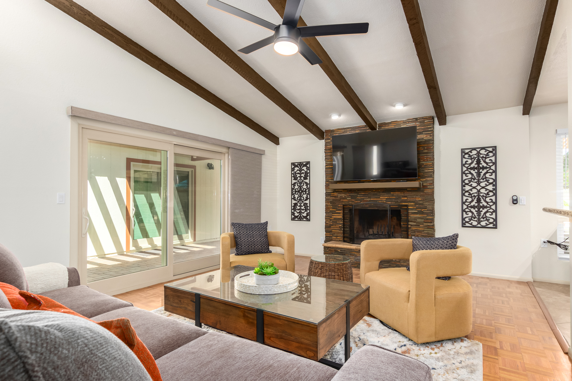 Cozy living room w/ smart TV - sofa converts to sleeper sofa