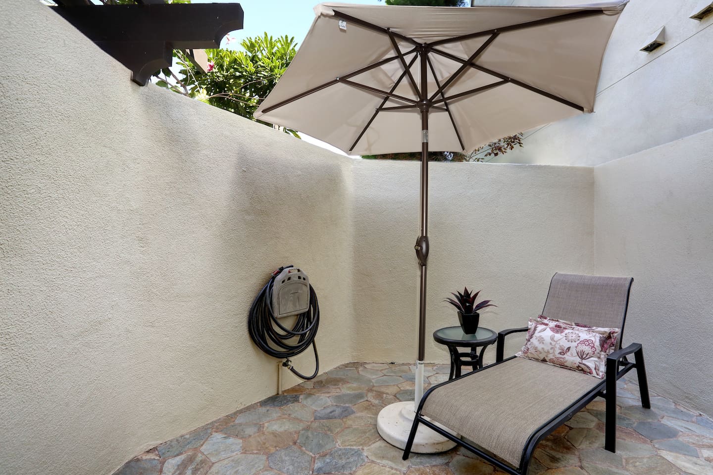 Your private lanai - escape the kids and read a book! Chaise lounge, umbrella and hose