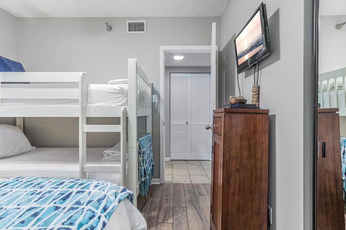 Fantastic as a family room, with 1 queen and 2 twins (bunk bed!