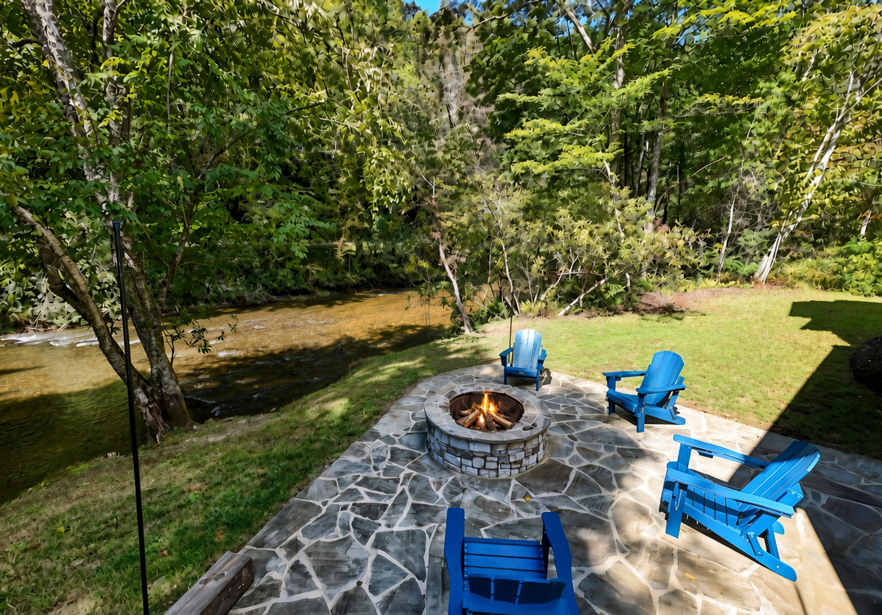 Gather around the creekside fire pit at Robbin’s Nest on Snowbird Creek for s’mores and conversation beside the flowing water.