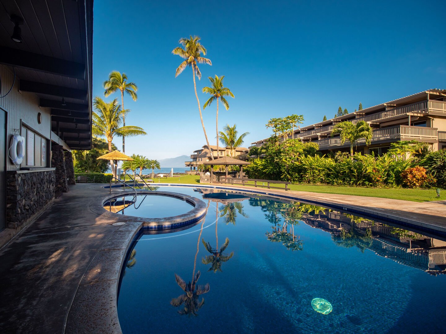 Kahana Sunset Pool. Kahana Sunset DOES NOT have a Hot tub.