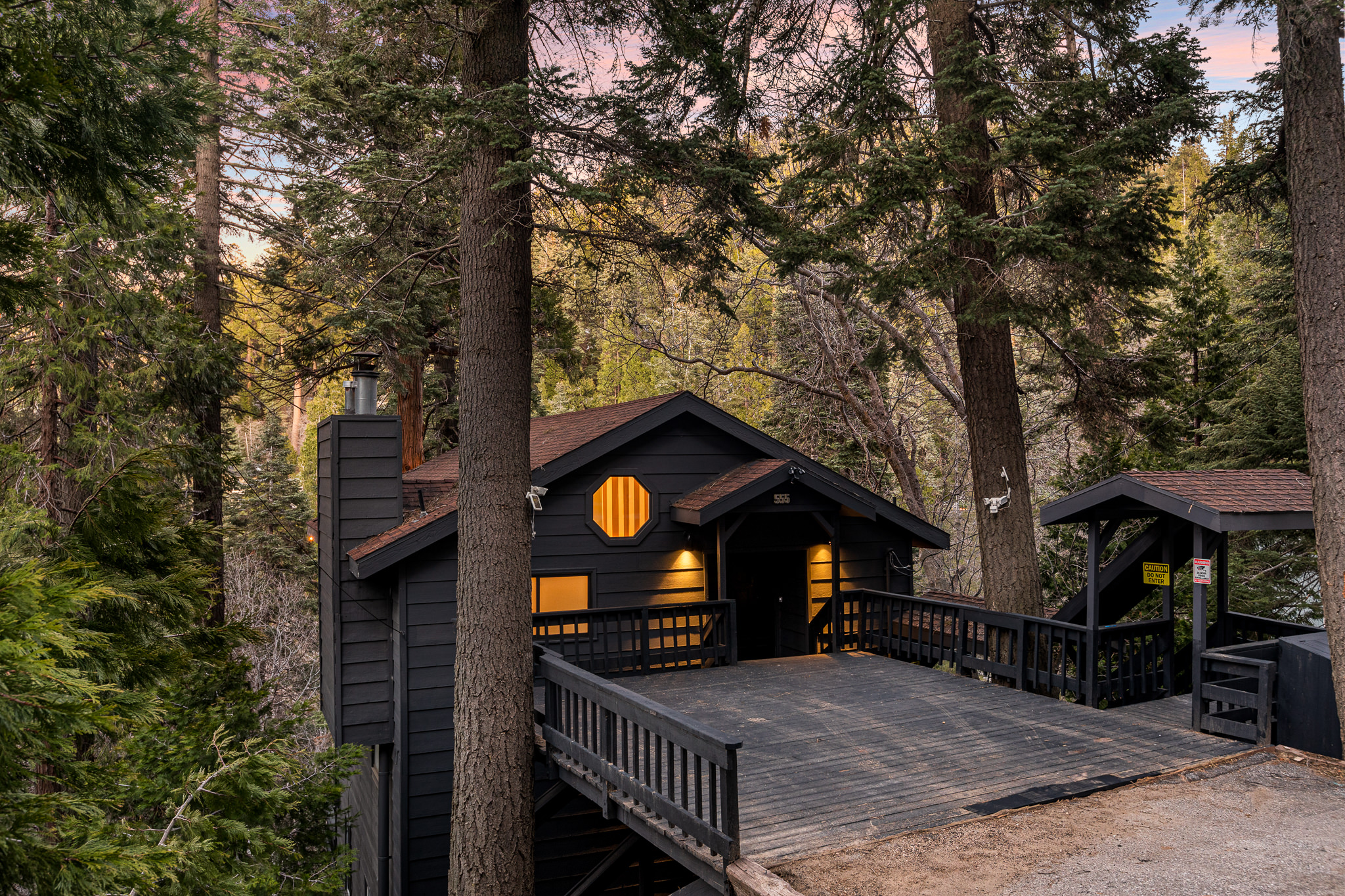 Welcome to Dover Cabin, nestled in the treetops of Lake Arrowhead. We have on sight parking for 2 Vehicles and are located only 5 minutes away from Lake Arrowhead Village.