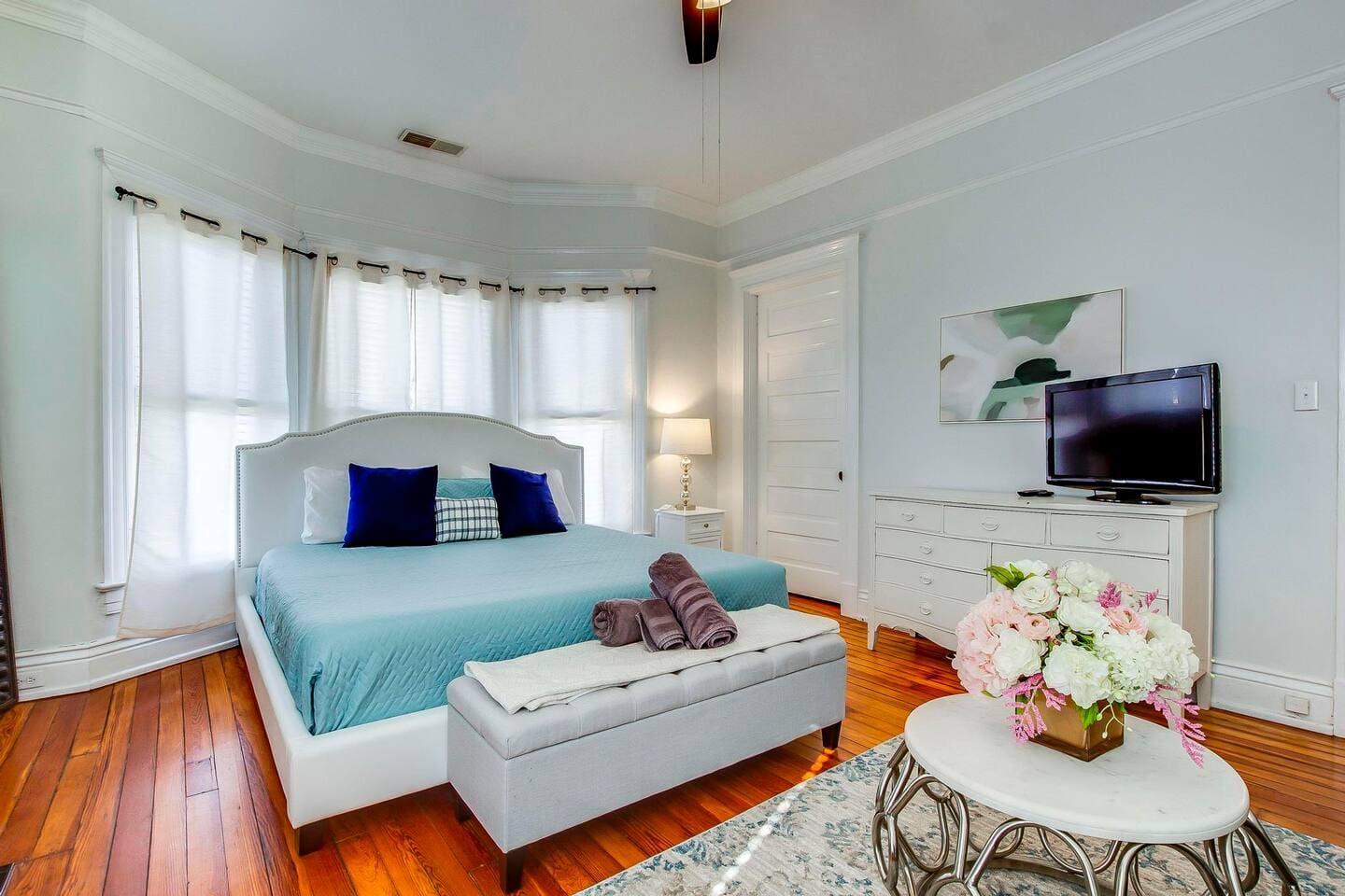 King suite with sofa and TV