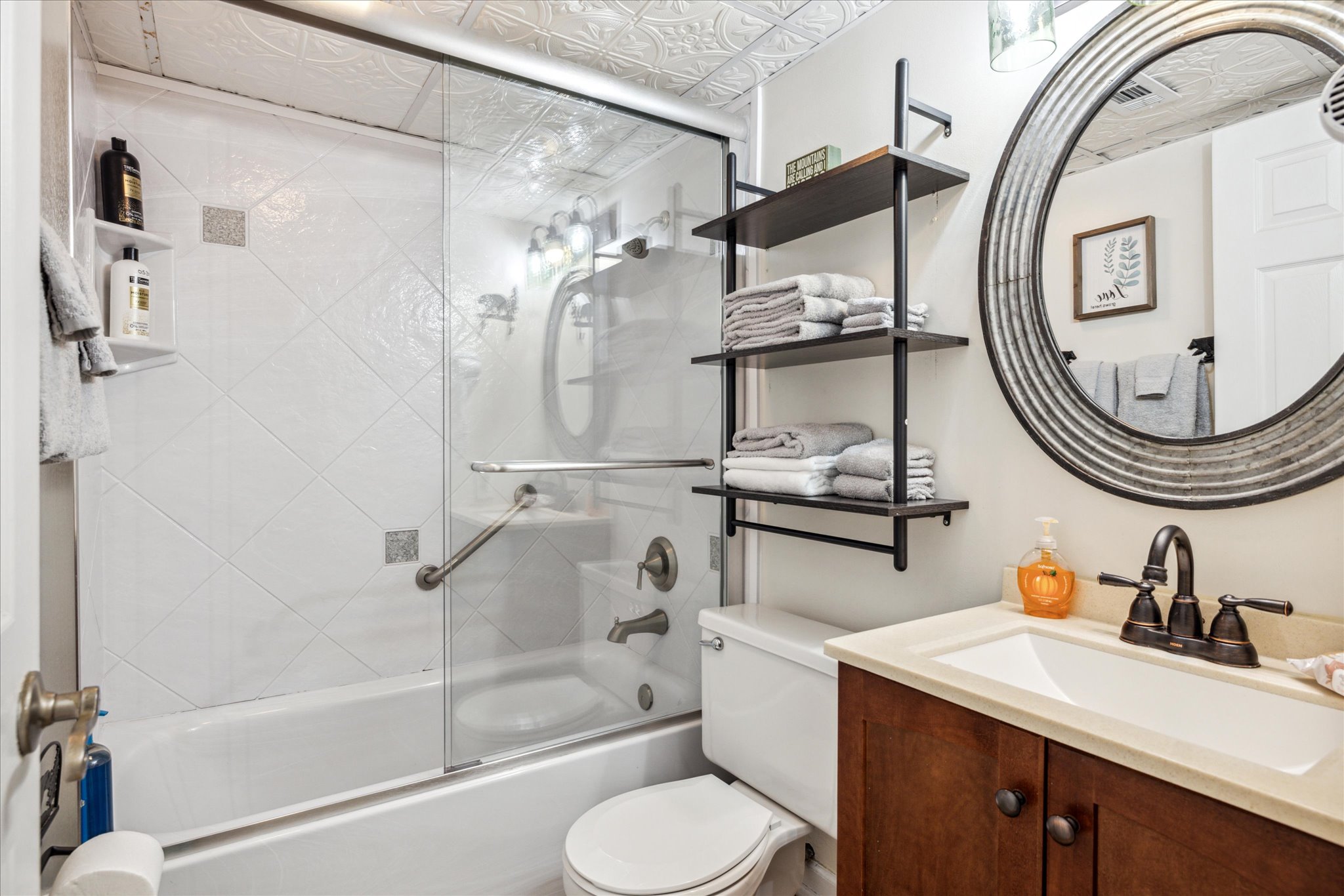 Shower/Tub combo in bathroom