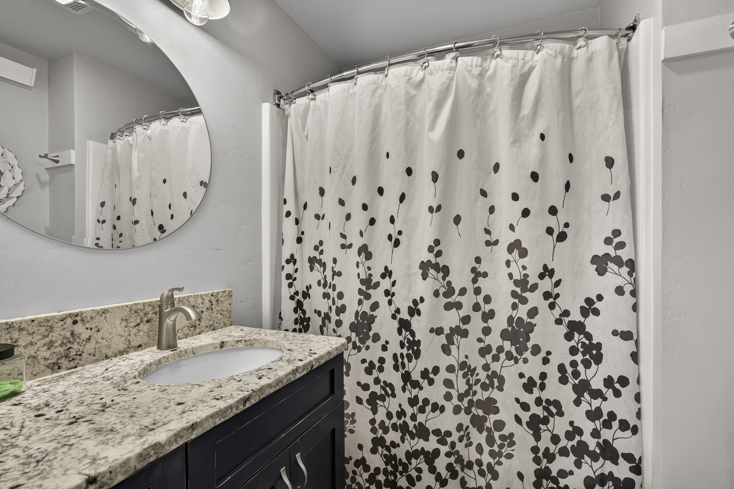Full master bathroom upstairs.