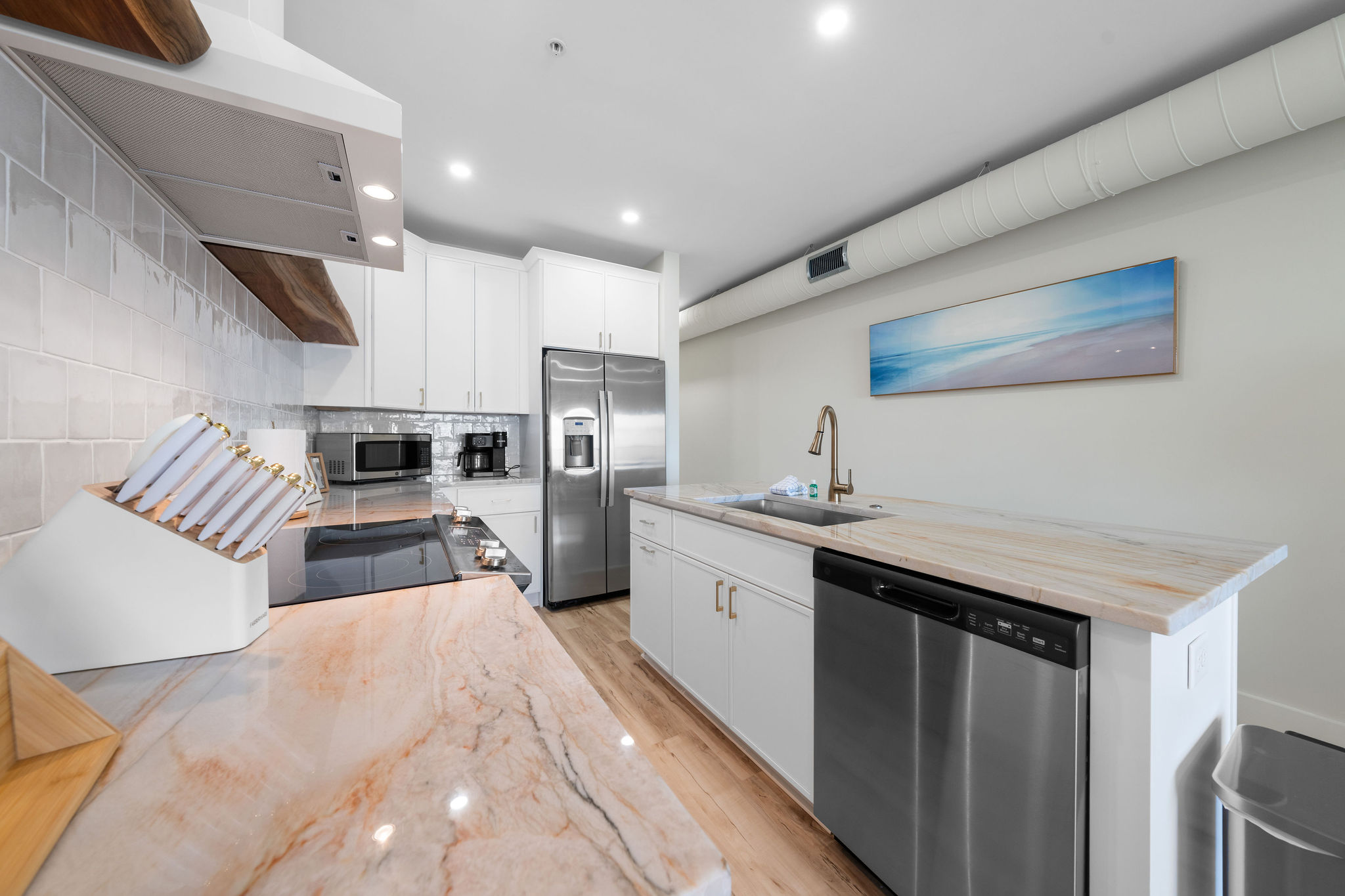Beautiful kitchen, well-stocked