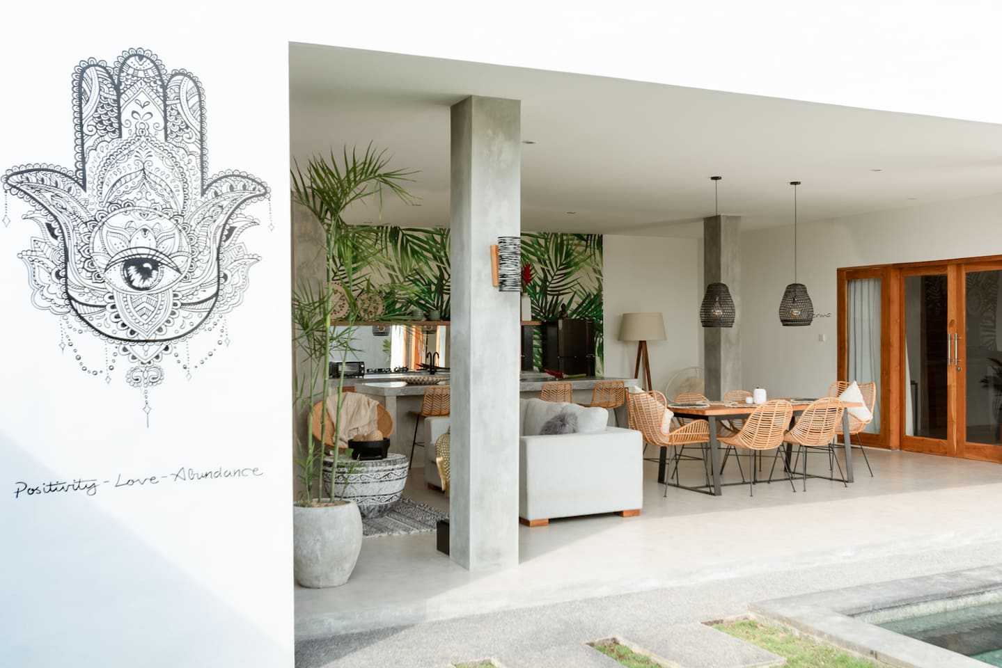 The Fatima hand welcomes you to a day of relaxation in our elegant common space.