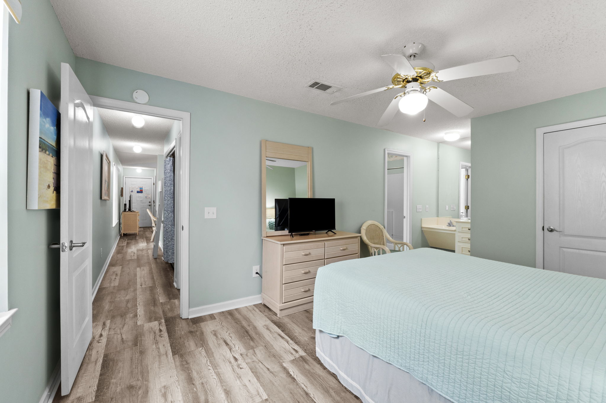 Bedroom with Queen Sized Bed