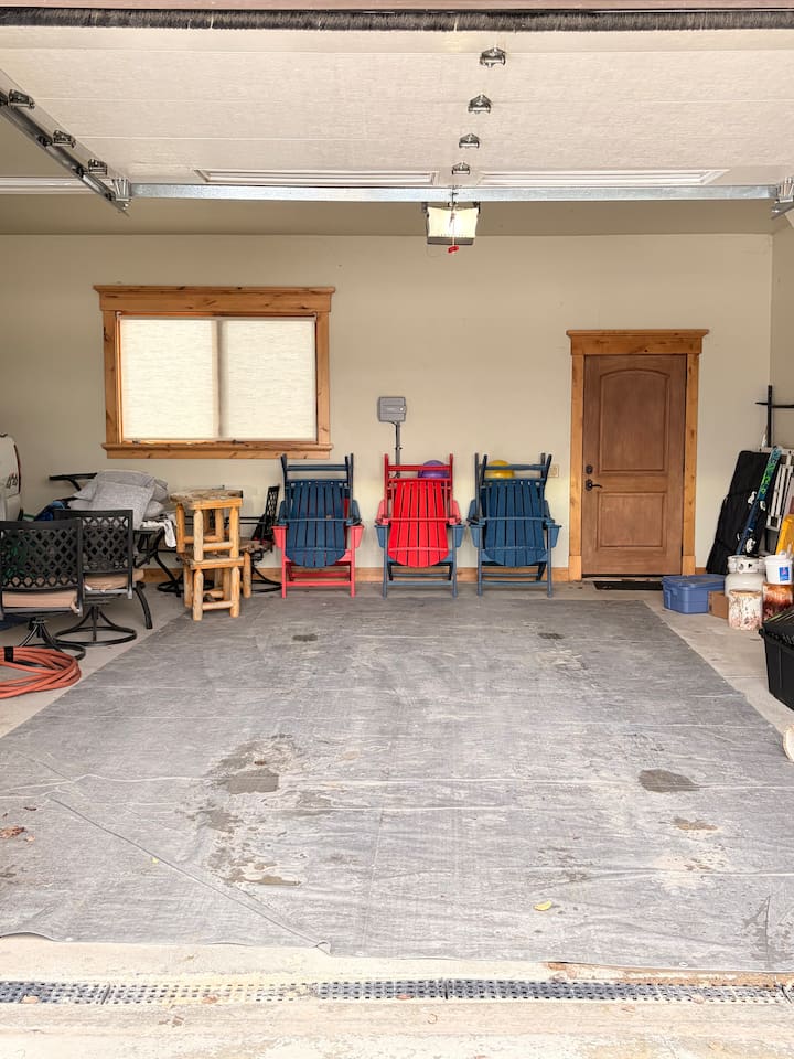 Spacious garage will easily fit a large SUV for easy access to the house for loading and unloading your groceries, luggage or ski gear!   There is also parking for several vehicles on the driveway!
