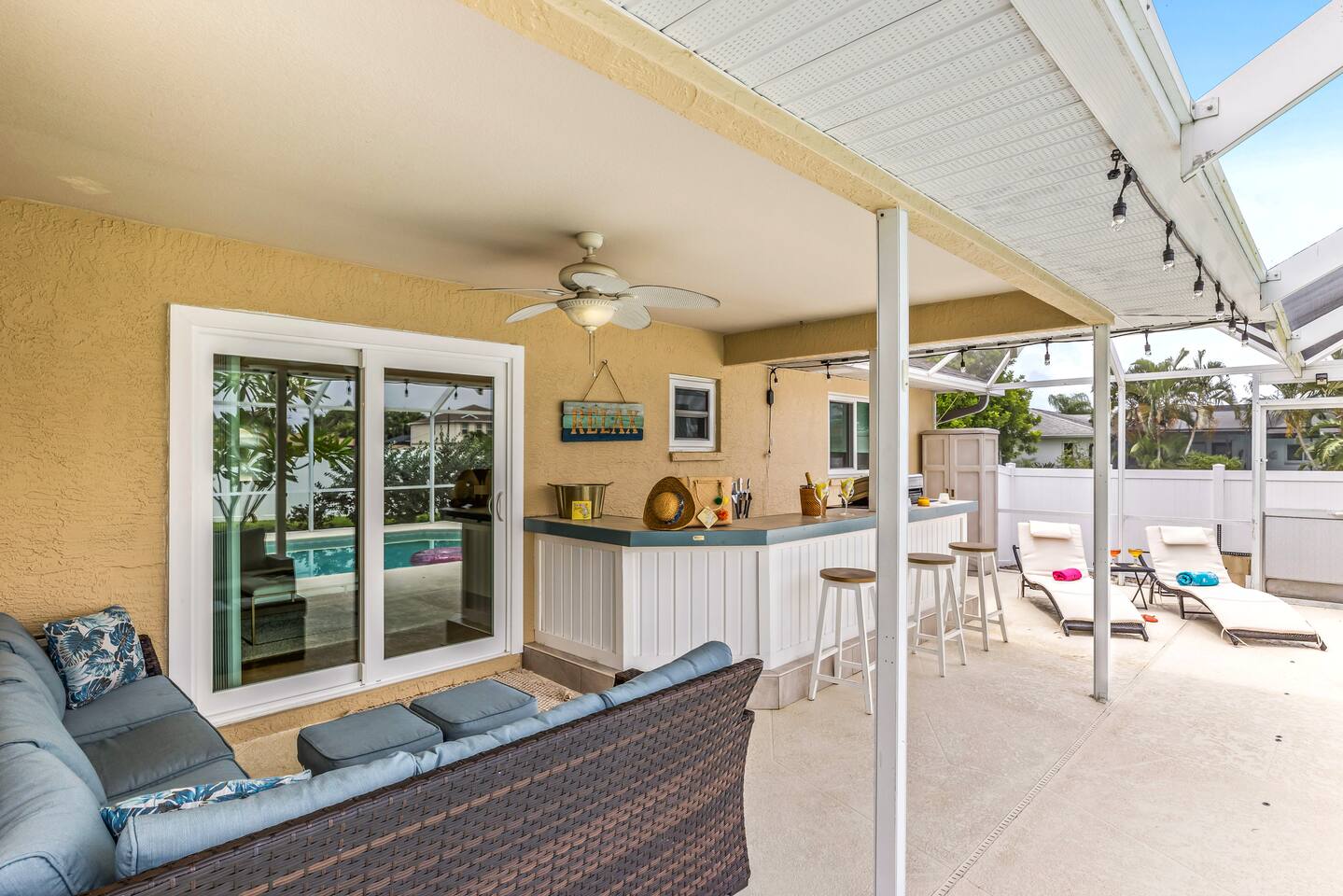 Villa Cormac - Outdoor bar and seating