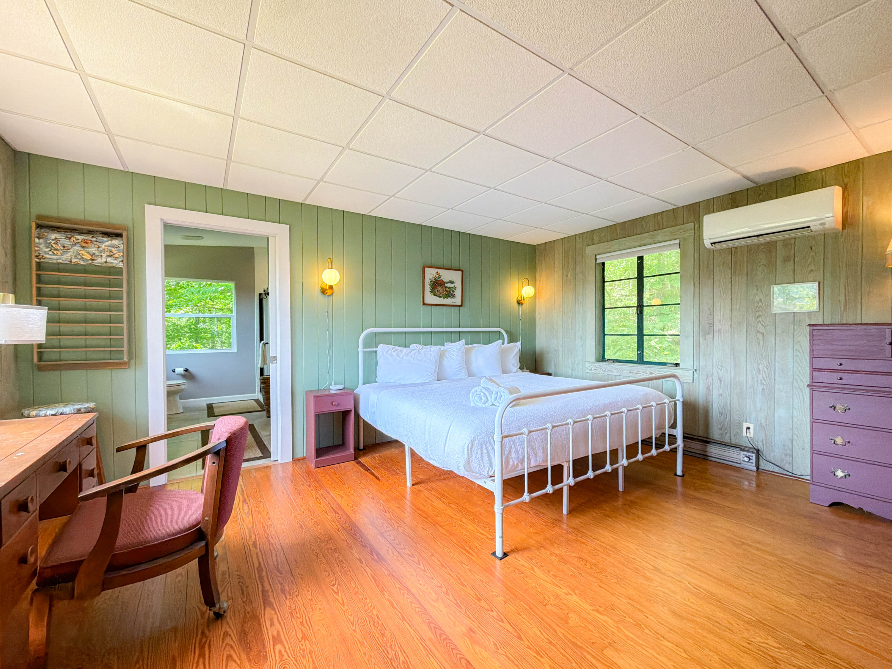 master bedroom with en-suite bathroom