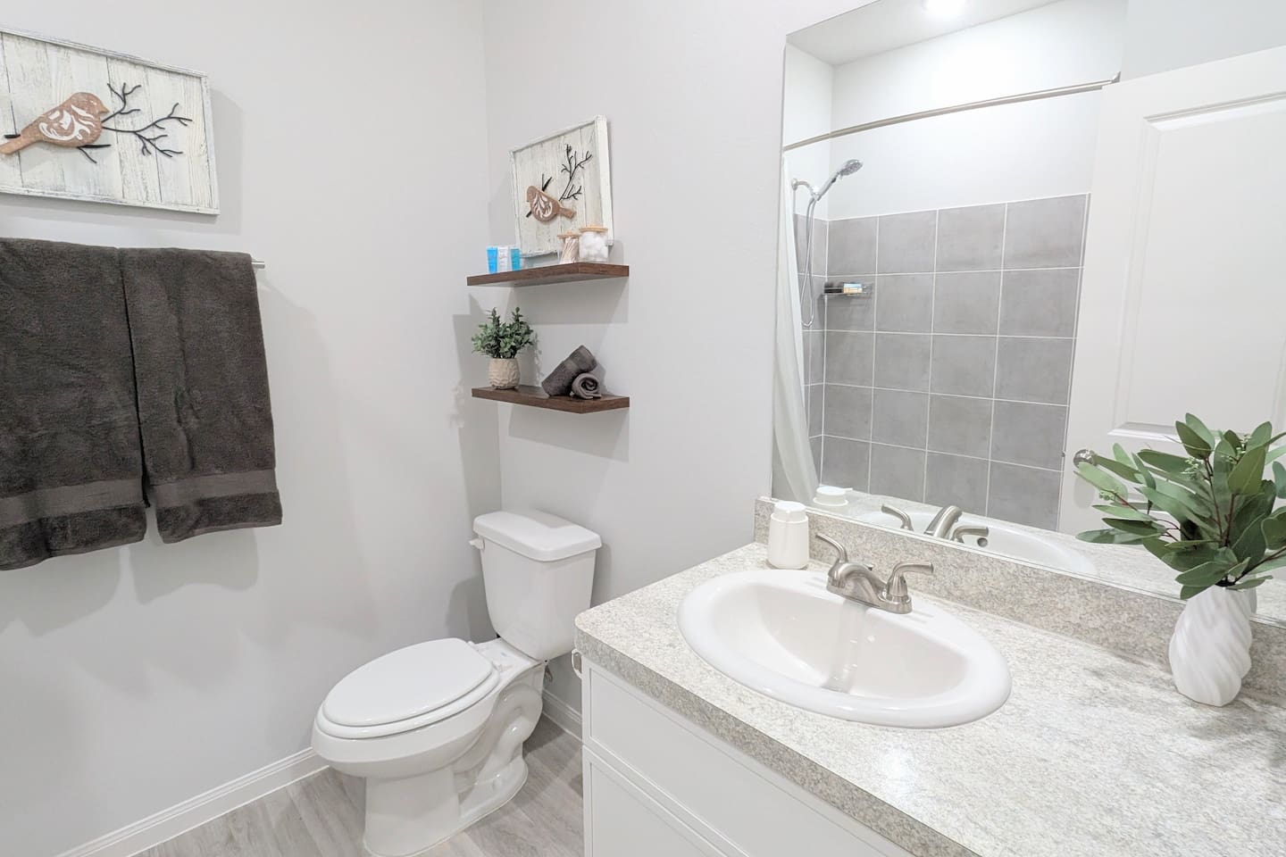 Upstairs full bathroom for the two upstairs bedrooms. 