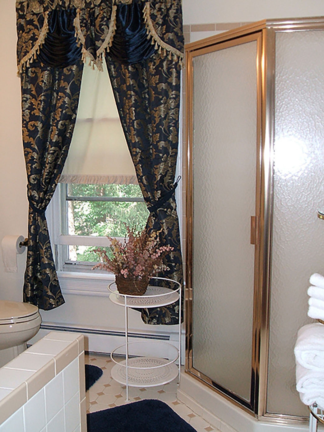 Private Blue Room - bath with shower