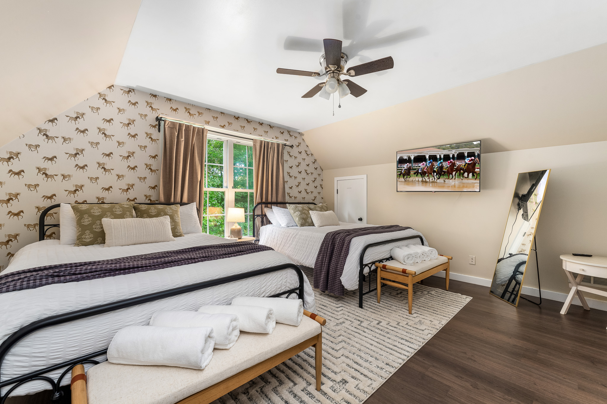 Double the beds, double the comfort This spacious upstairs retreat features two queen beds, horse-inspired wallpaper, a smart TV, and plenty of room to unwind—perfect for families or friends traveling together. 🐎🛏️📺