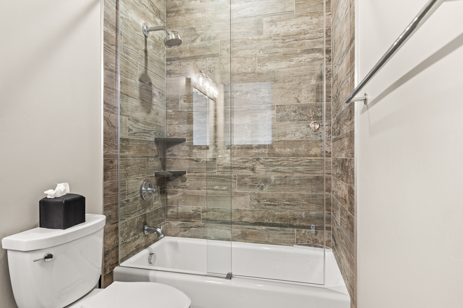 Ensuite Bathroom 3 | Tub/ Shower Combo