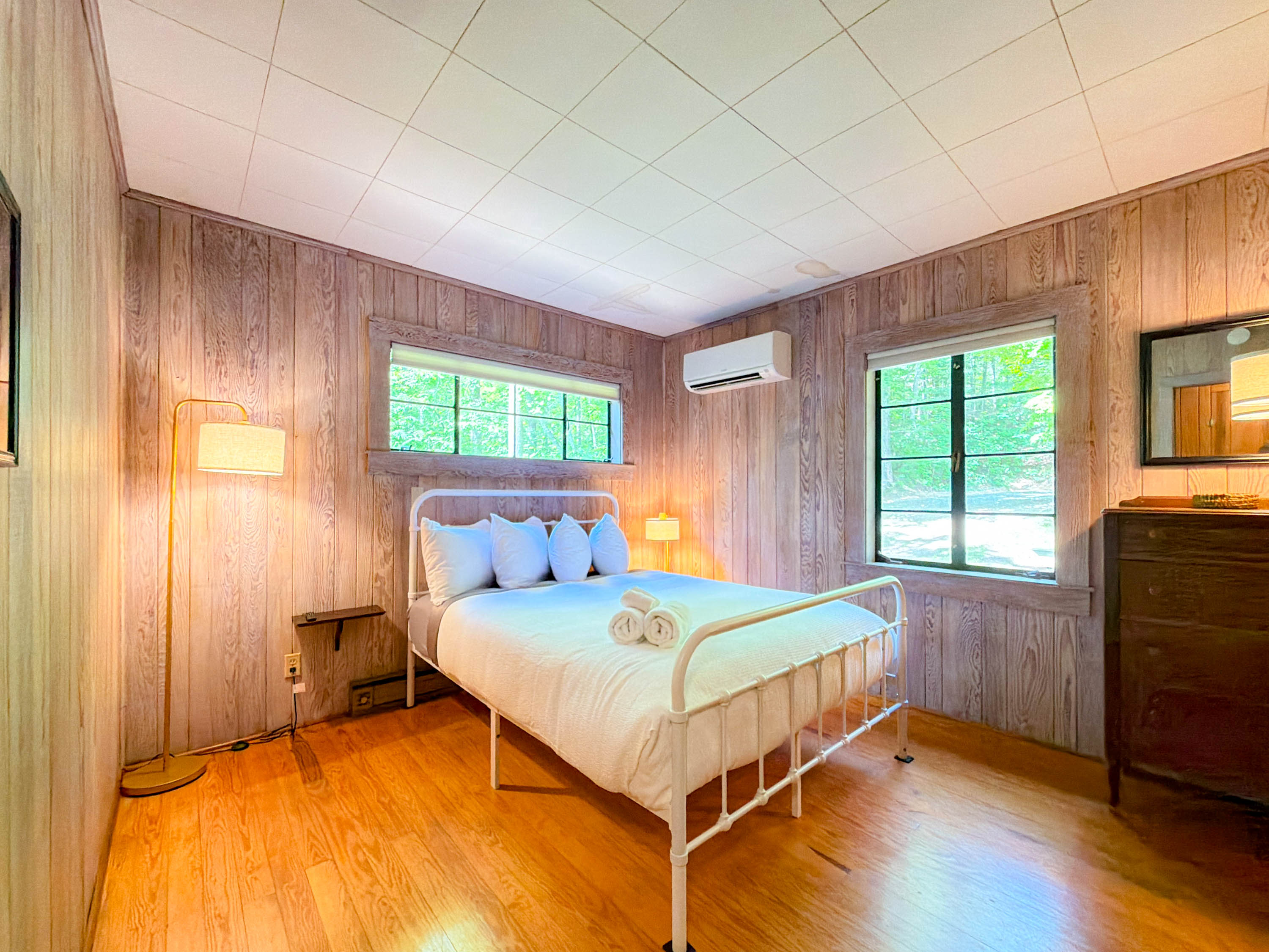 the guest bedroom features a queen sized - cooling gel memory foam bed with high thread count sheets, shredded bamboo pillows, and elegant triple sheeting techniques.