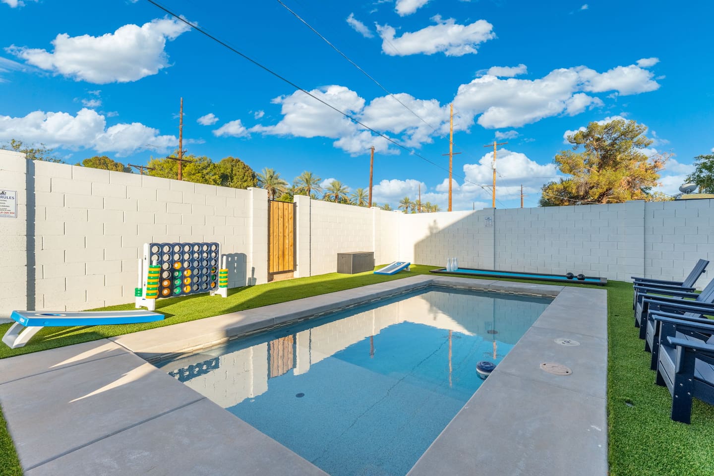 Backyard fun by the pool – Enjoy oversized Connect Four, cornhole, and plenty of space to lounge in the sun.
