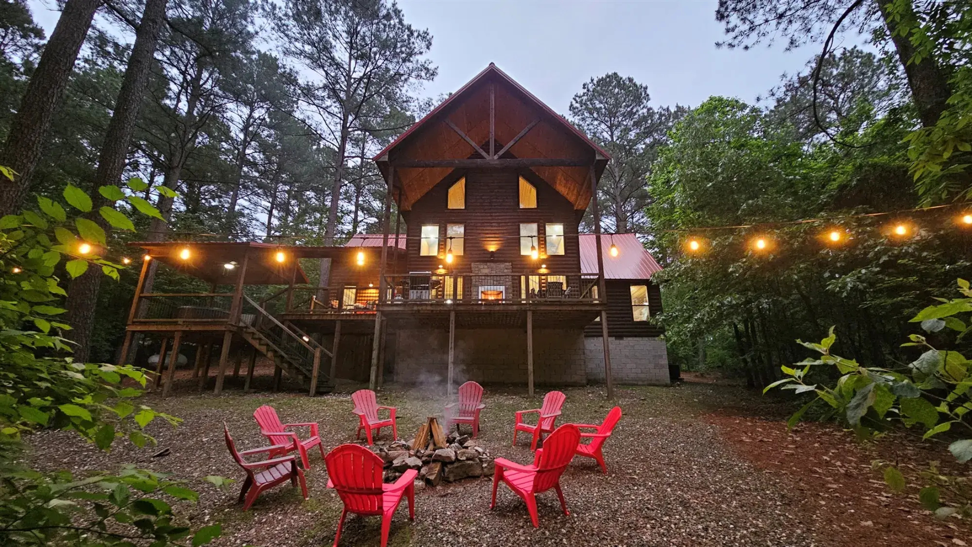 Charming Lodge: Nestled among pines, enjoy stunning sunsets from the spacious porch!