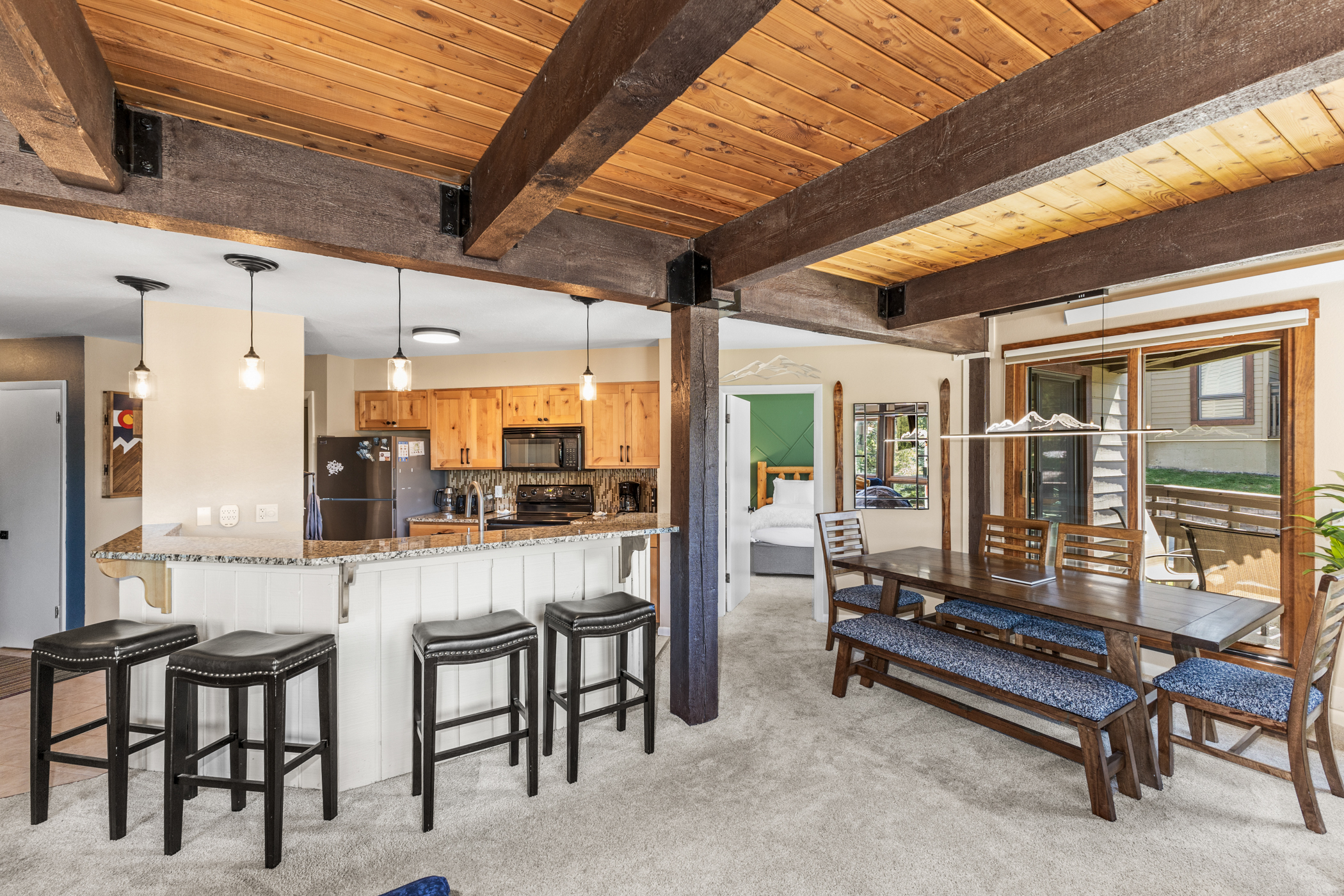 Kitchen with Breakfast Bar for 4