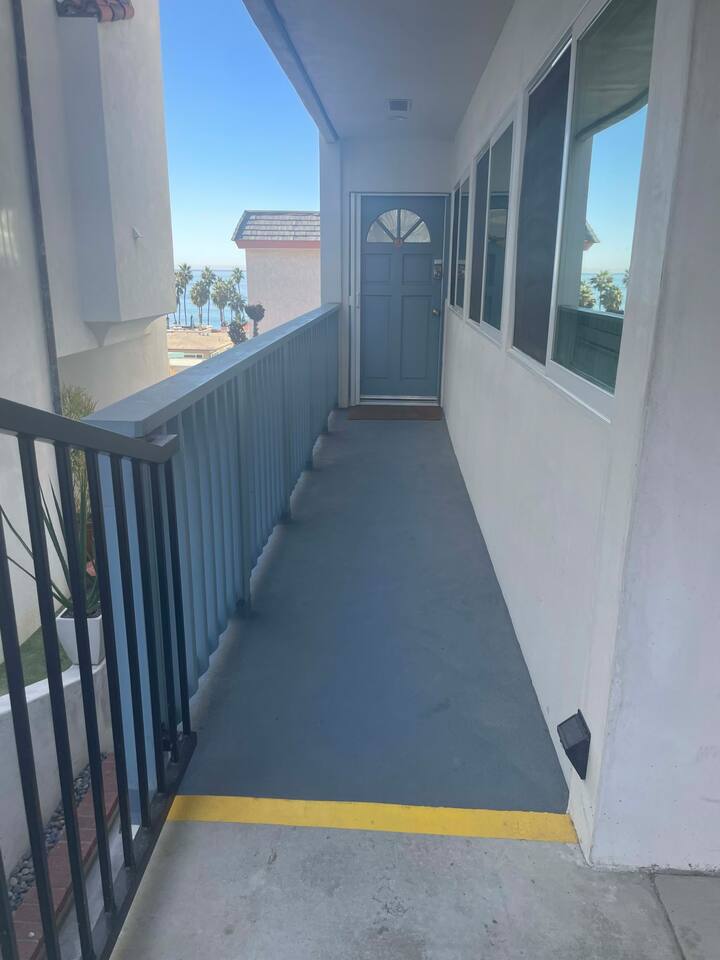 One 4.5 inch step down to unit from parking area