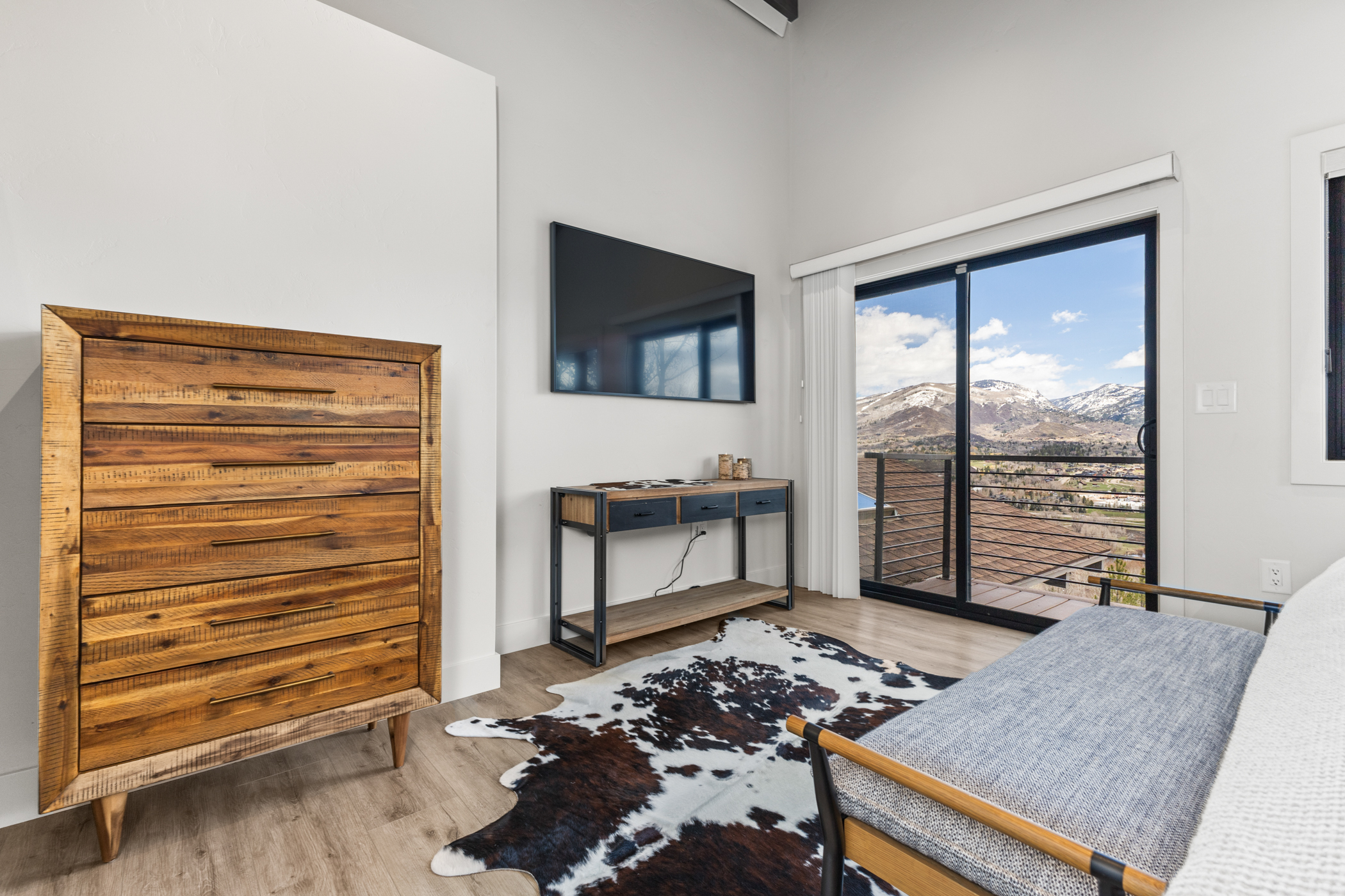 Ensuite King Bedroom 1 With Smart TV