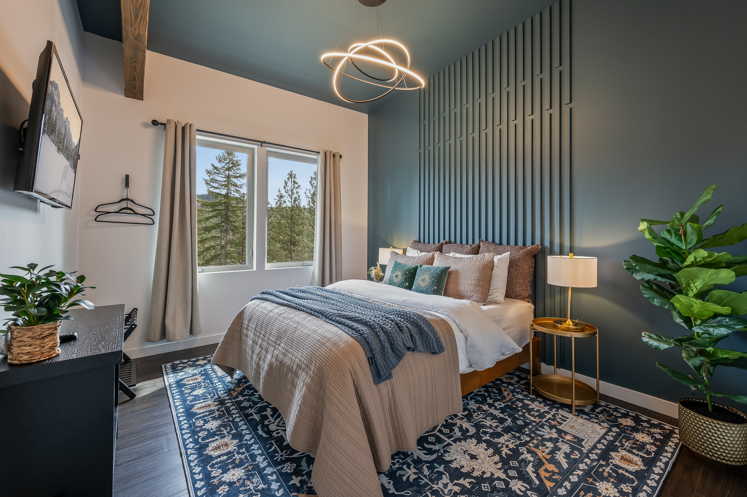 Bedroom #1 of 2: Queen bed, mountain views, Smart TV