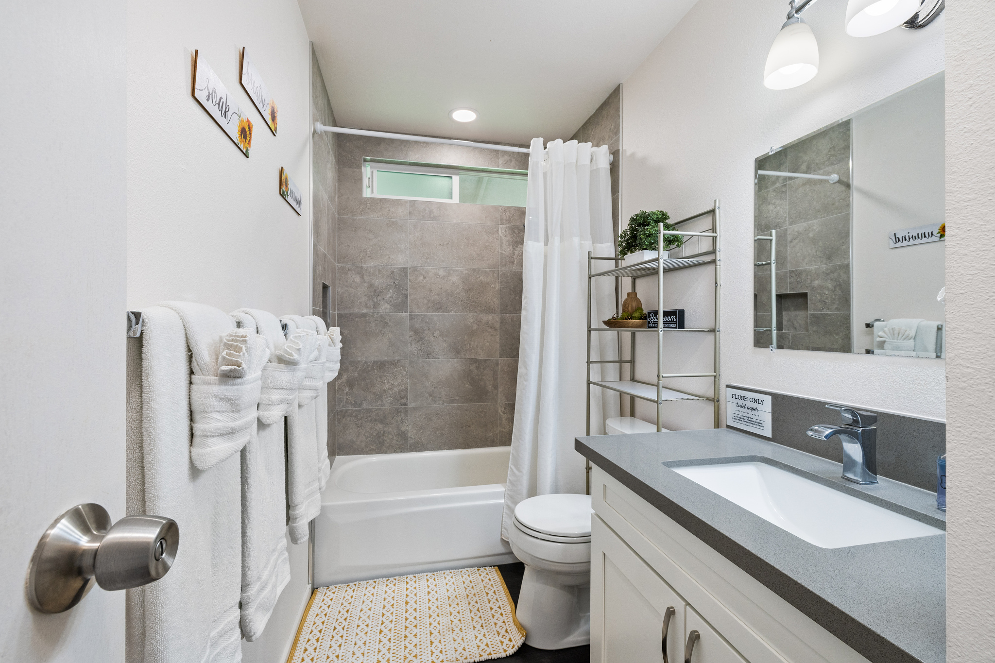 Full Bathroom Shower/Tub combo in hallway