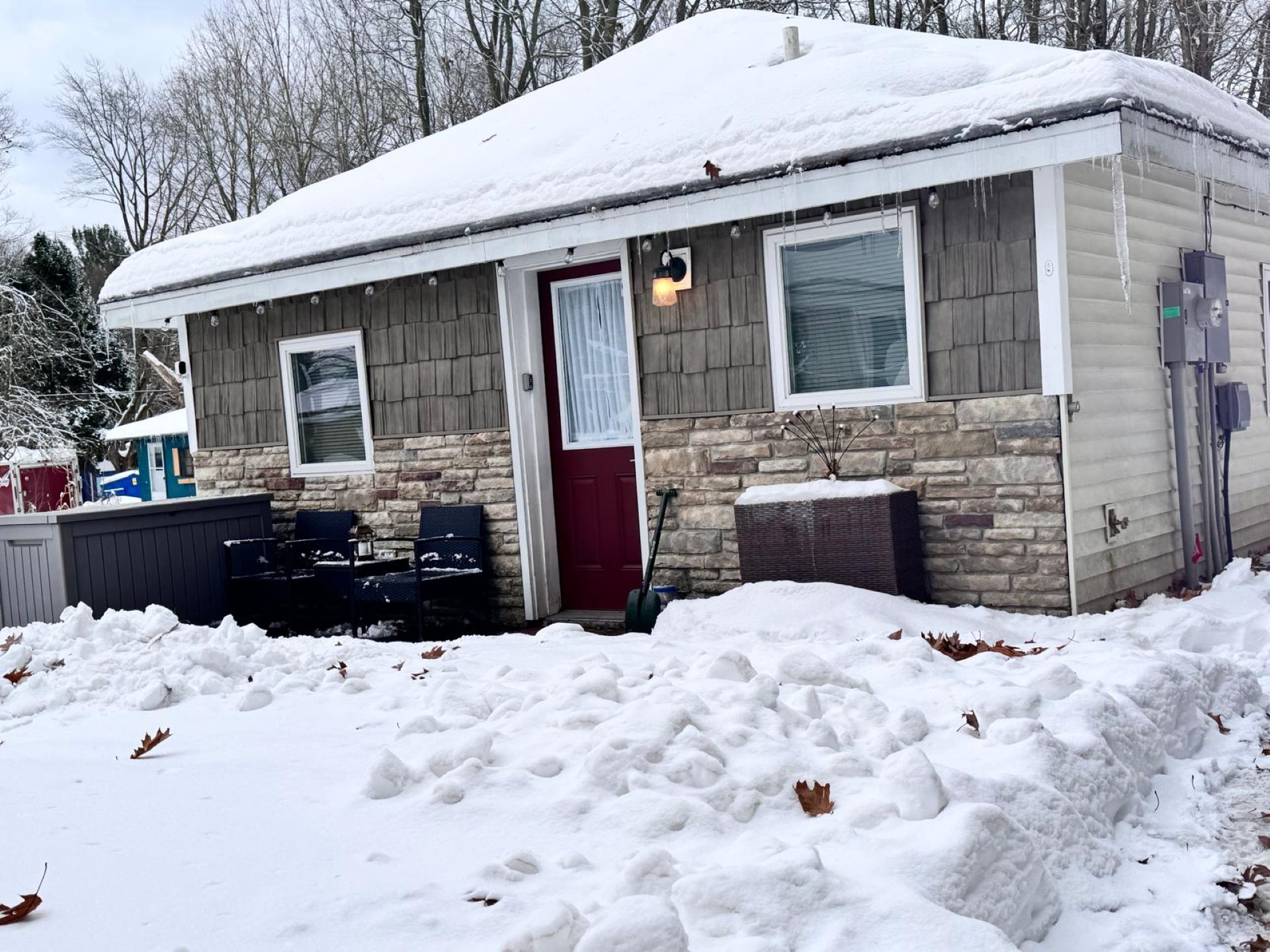 Welcome to The Duet Cottage—your perfect winter retreat for relaxing lake days, fresh air, and peaceful evenings by the water.