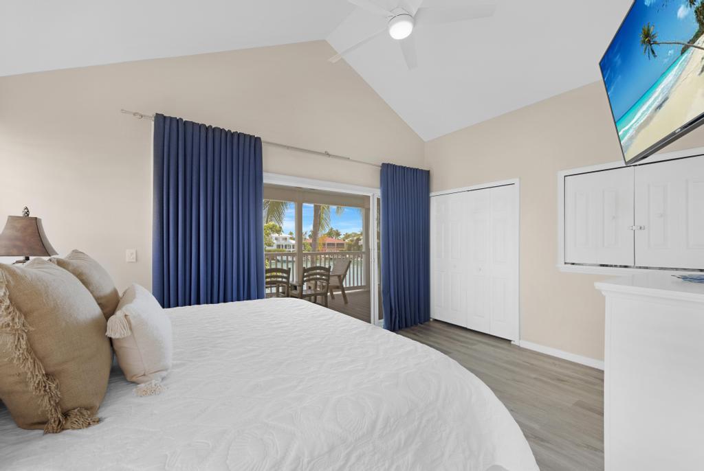 Master Bedroom, King, Waterfront Views!