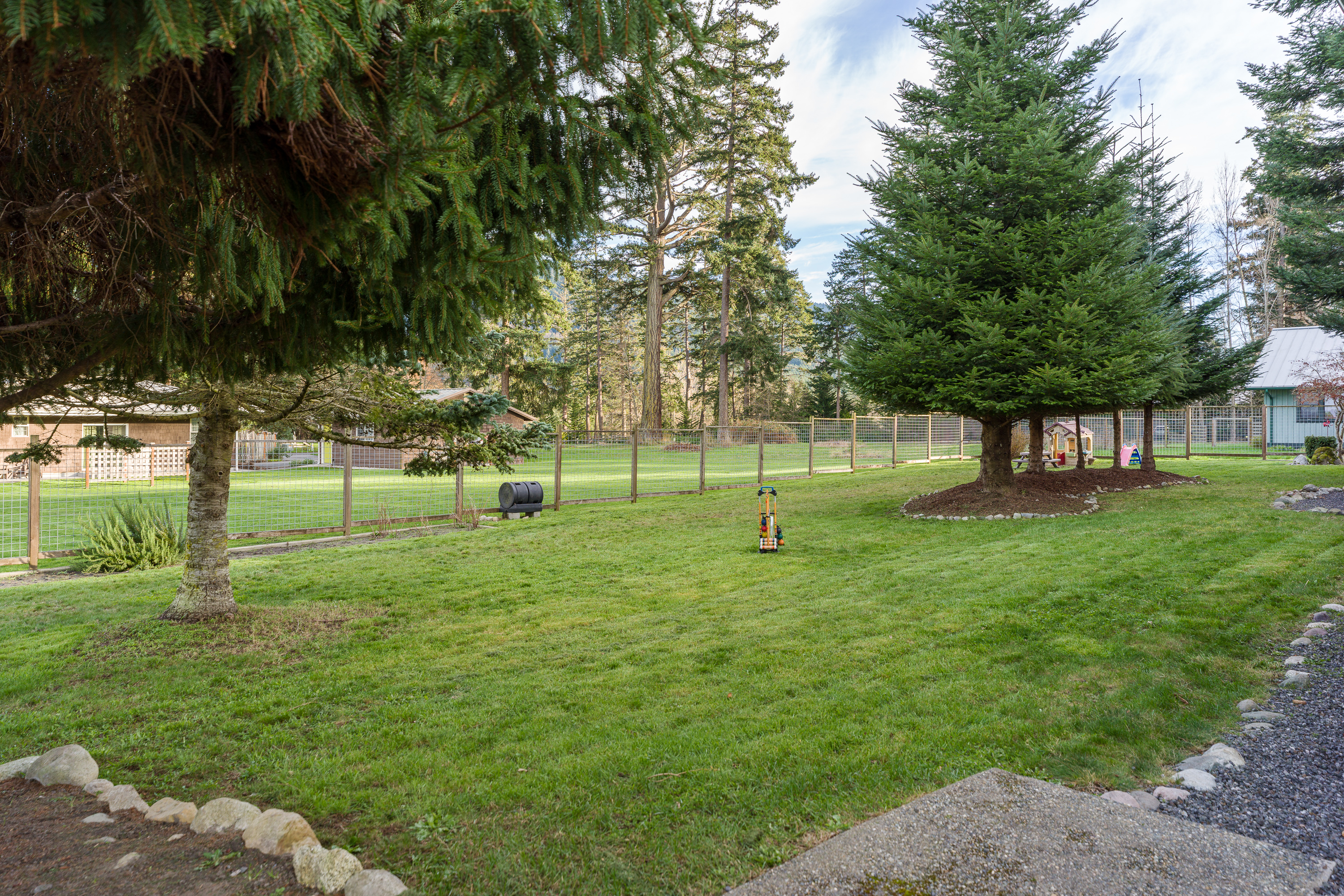 Have a picnic, play some outdoor games or simply soak in the fresh air on this grassy lawn.