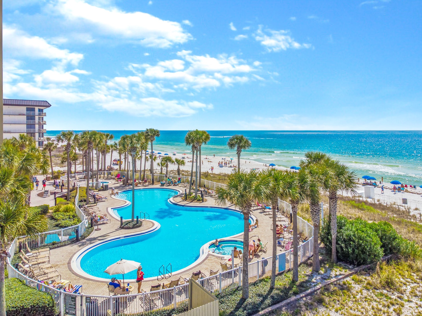 Beach pool and hot tub - Tower 1