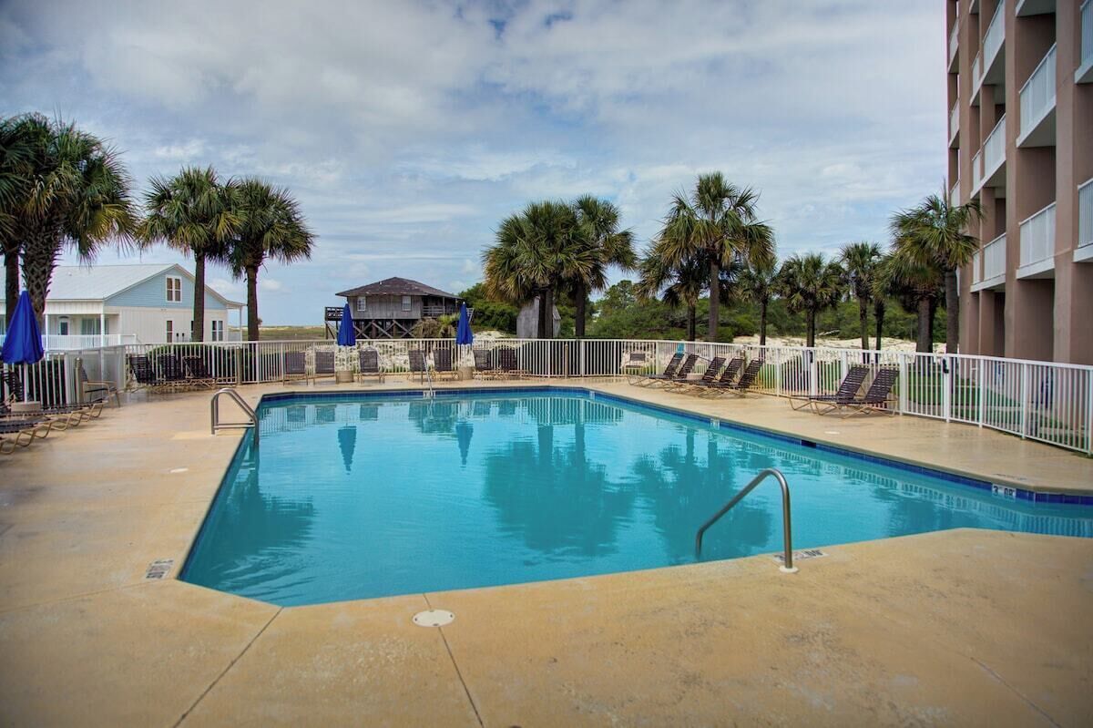 Access to indoor/outdoor pool, jacuzzi, and gym at the Dunes tower