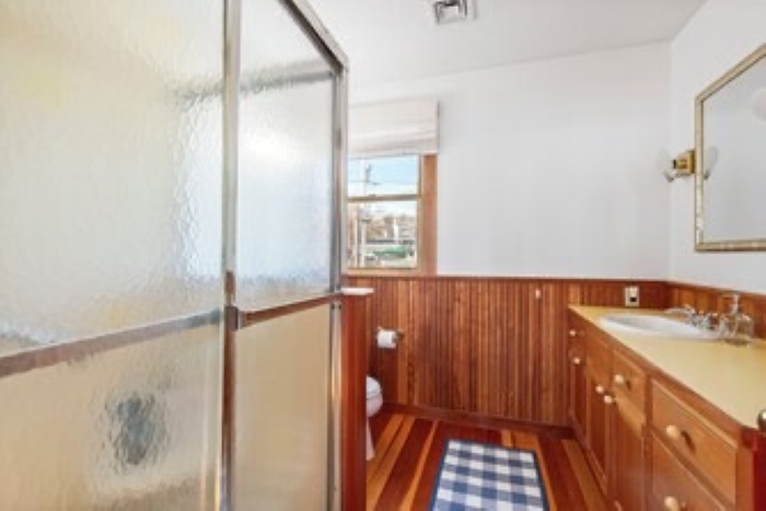 Bright, well-kept bathroom with everything you need for a comfortable stay. 🚿