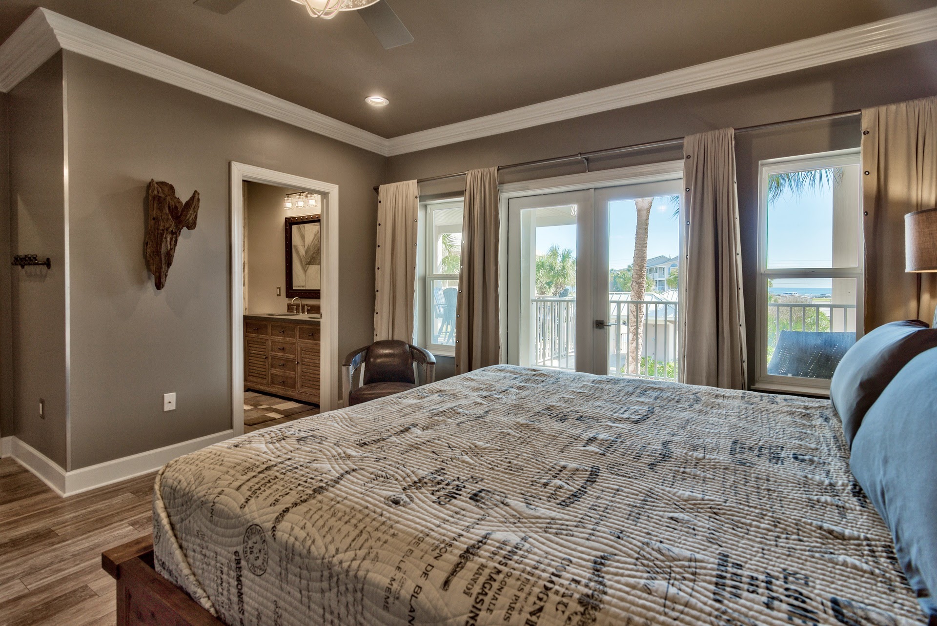 Master King with balcony and ensuite