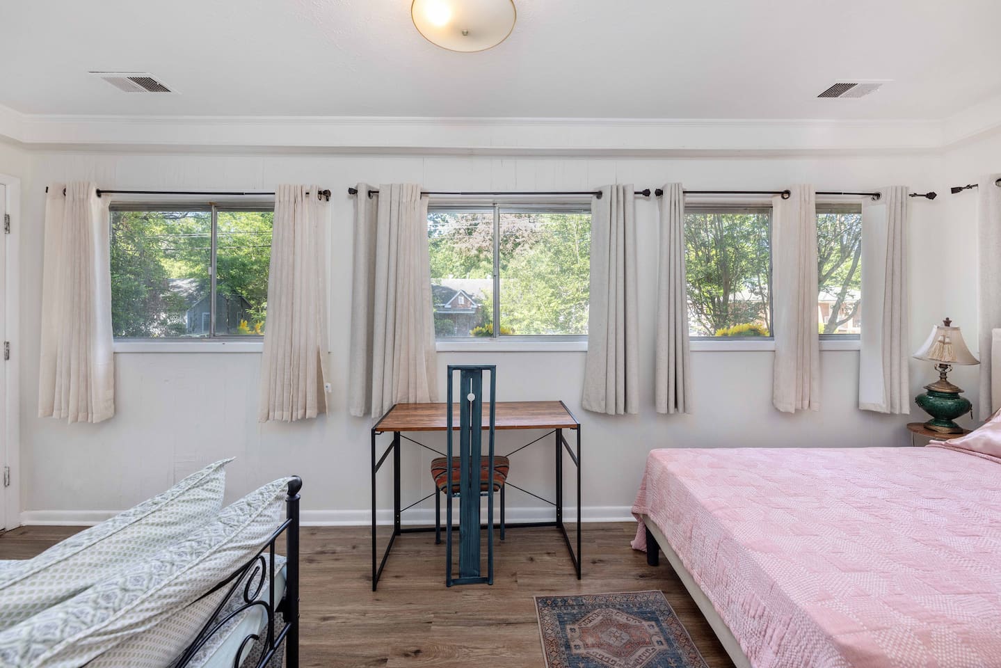 Second bedroom. To the Right you see Full sized bed. To the left a cozy sun bed that can sleep 2. The Desk in the middle for working from home in peace. 