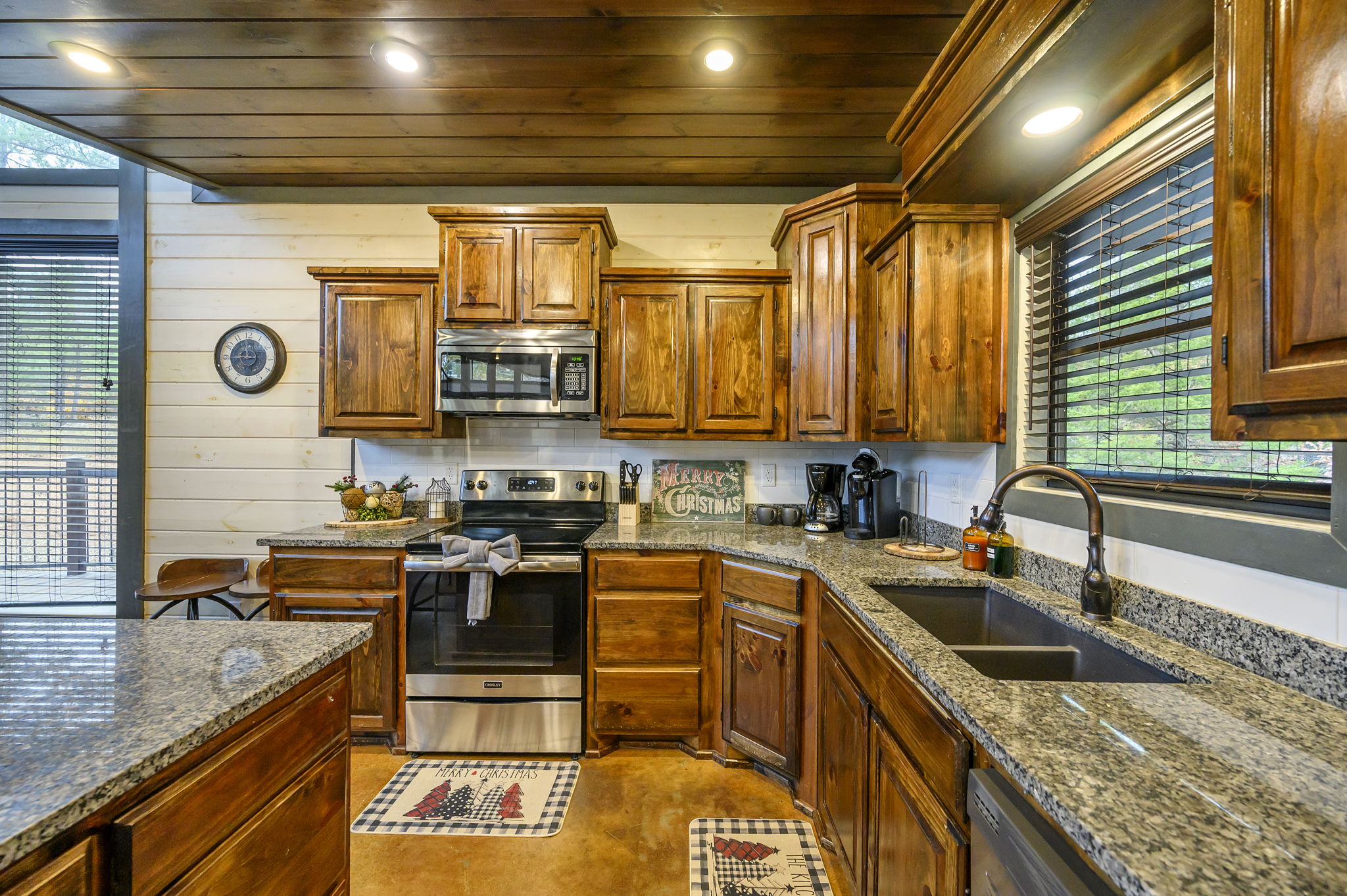 The kitchen and dining area at Round Here Buzz is made for connection and good food 🍽️✨ Cook up your favorites, gather around the table, laugh, snack, and make memories that feel like home. Cheers to great meals and even better company 🥂🌲 