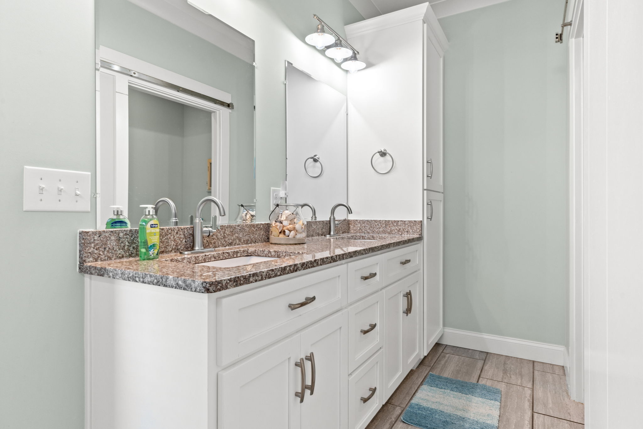 En-suite main bathroom