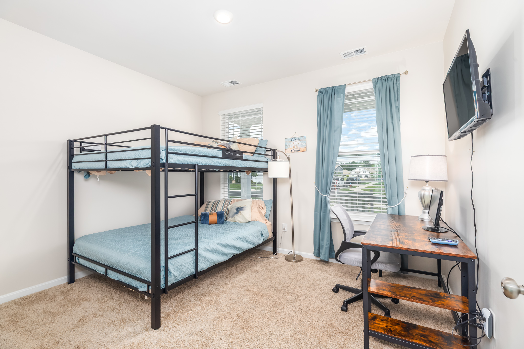 Introducing our versatile third bedroom! The highlight is a double queen bunk bed, offering ample space for guests. Accompanied by a desk and monitor, it's a multifunctional haven—whether for relaxing, working, or a mix of both. ️️‍