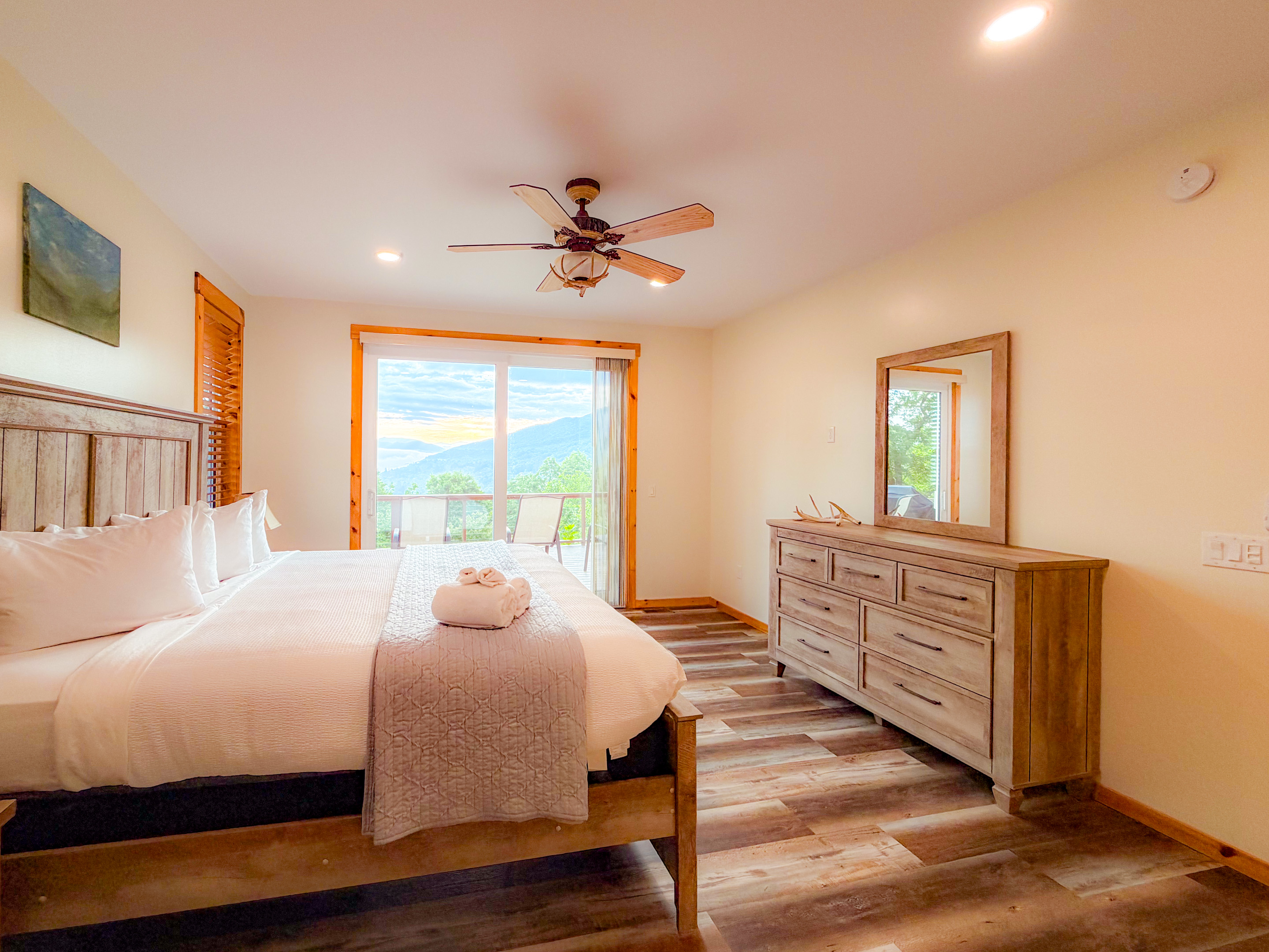 Master The Master Suite features a King Bed, Luxurious sheets, Shredded Bamboo Pillows, an en-suite bathroom, and oh yeah...A direct Sunrise!