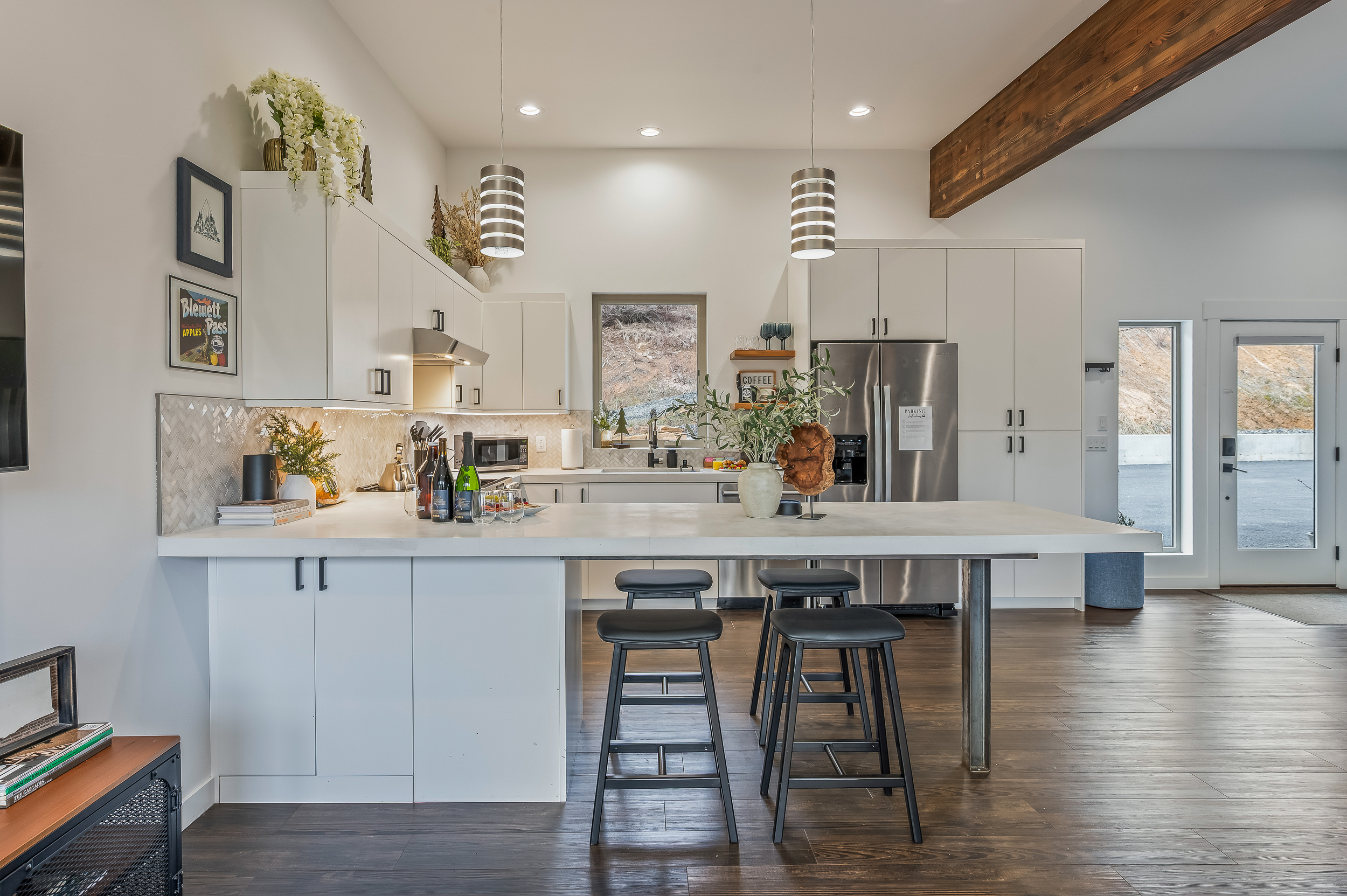 Fully loaded kitchen, island with dining seating for 4