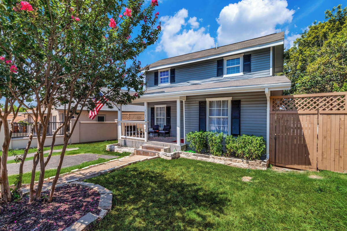 Charming Retreat With Fenced Yard And Modern Amenities - Inviting Haven - Fort Worth, TX