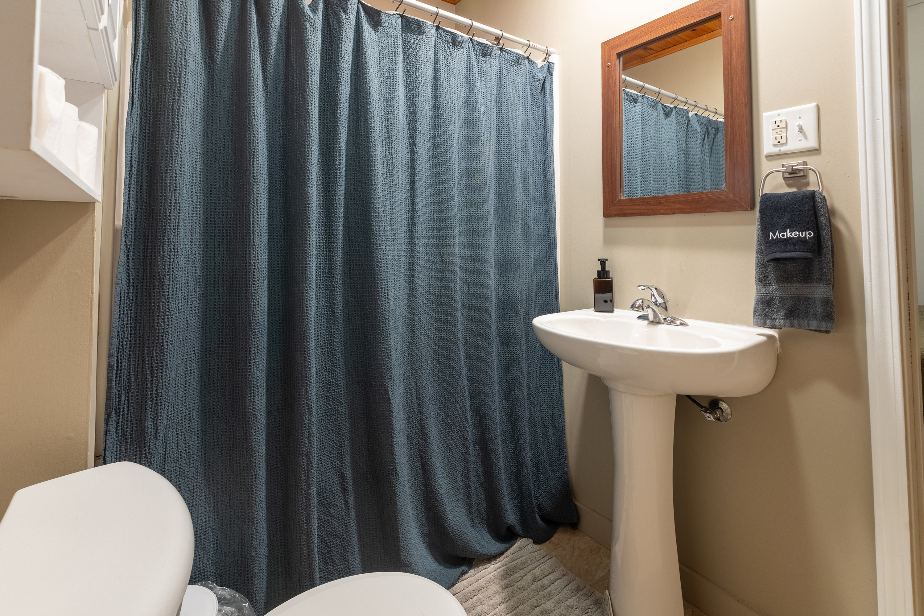 Jack n' Jill Bathroom between the bedrooms